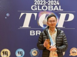 Benjamin Jiang, CEO of Infinix, received the 2023-2024 Most Innovative Mobile Phone Brand Award at CES 2024